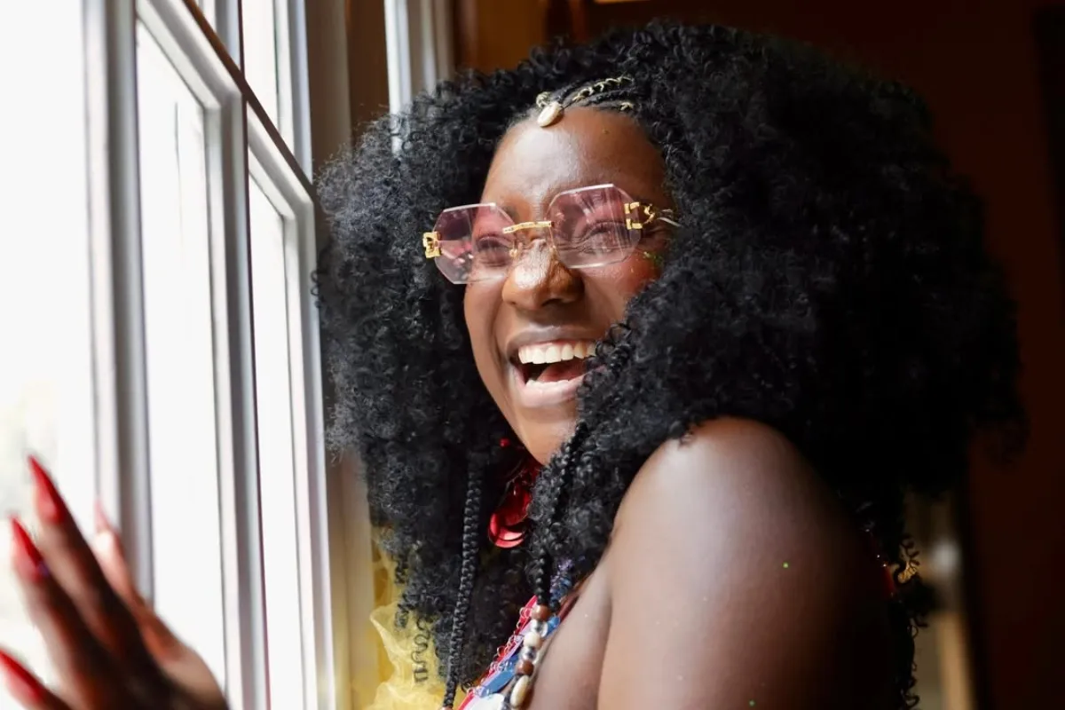 Imagem da cantora Adriana Araújo em uma rádio estação