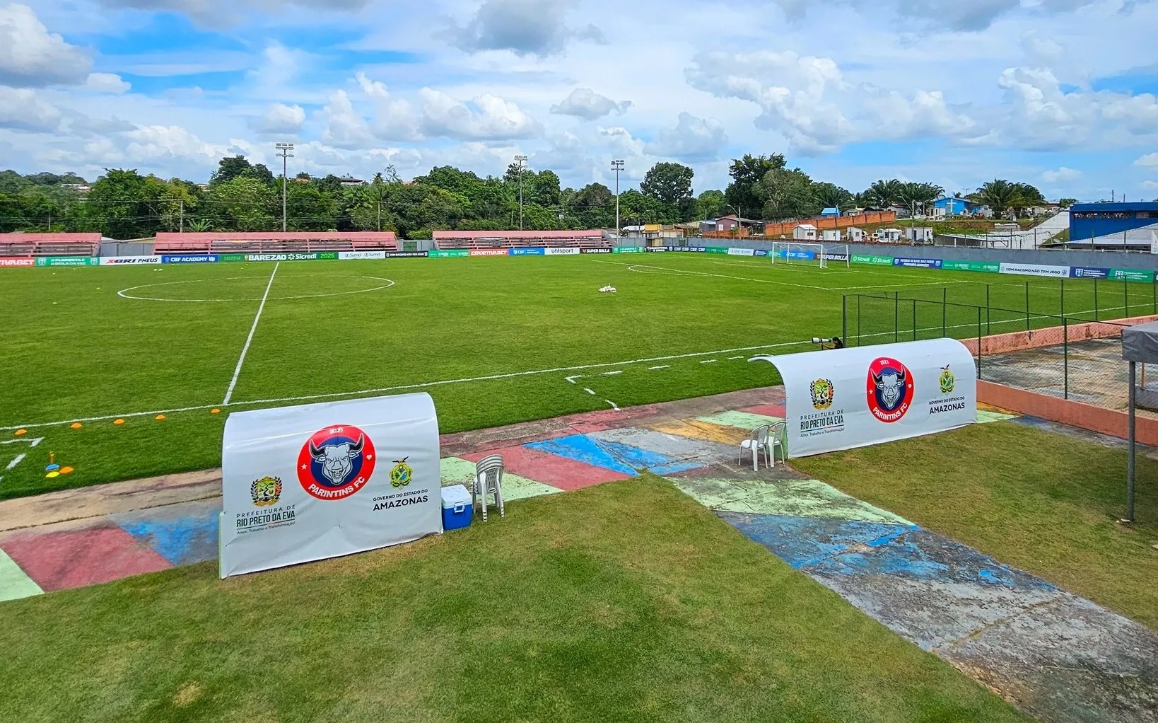 Imagem do Estádio Francisco Garcia transmitindo ao vivo a Rádio Estação Plus