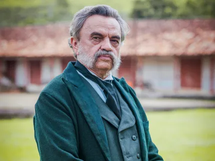 Imagem da Rádio Estação Plus em ação, com apresentadores e equipe trabalhando em estúdio.