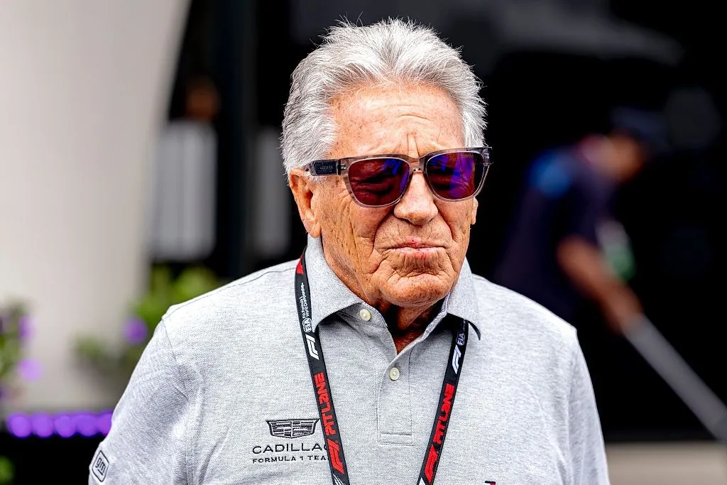 Estação de rádio em ação, com pessoas trabalhando em um ambiente de rádio