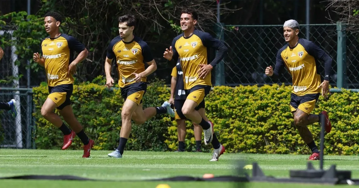 Imagem de jogadores de futebol em treino