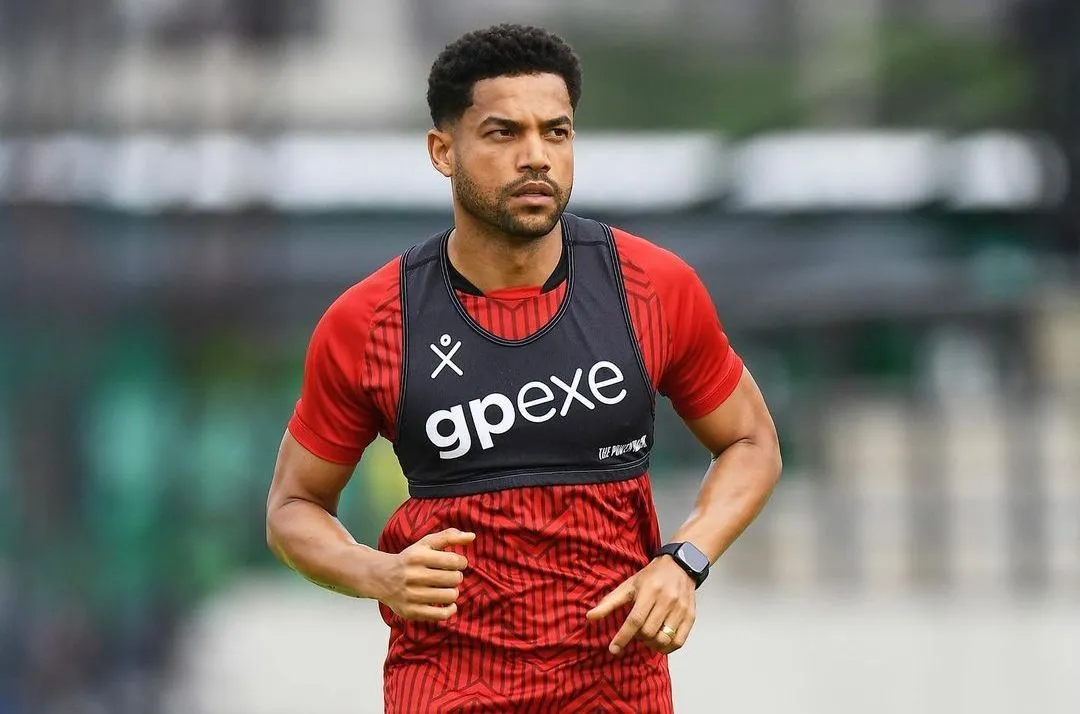 Foto de Lucas Rocha na estúdio da Radio Estação Plus