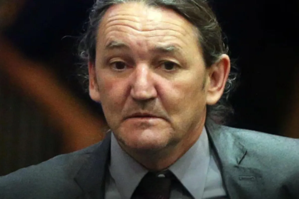 Imagem da equipe da Rádio Estação Plus com Marquito de Terno Sério