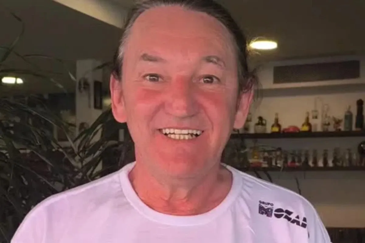 Imagem de um homem sorrindo com um microfone, relacionada à Rádio Estação Plus