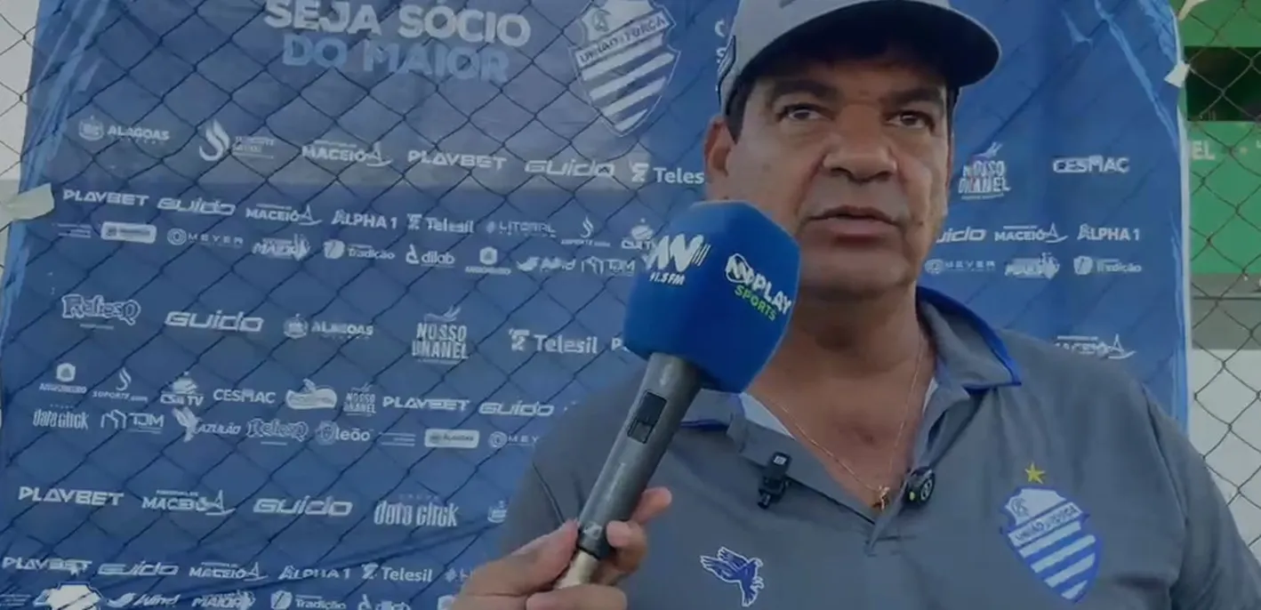 Imagem da Estação de Rádio Plus, com Moacir no estúdio