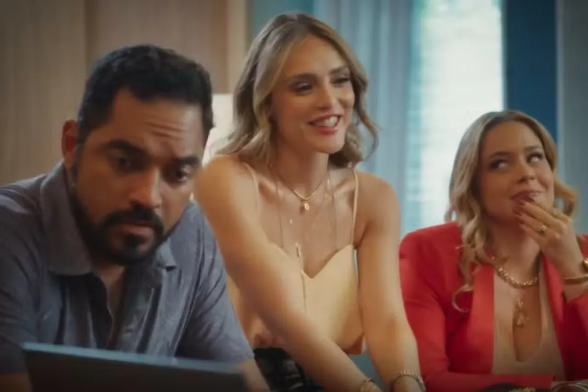 Naiane Isabelle Drummond sorrindo em uma entrevista para a Rádio Estação Plus