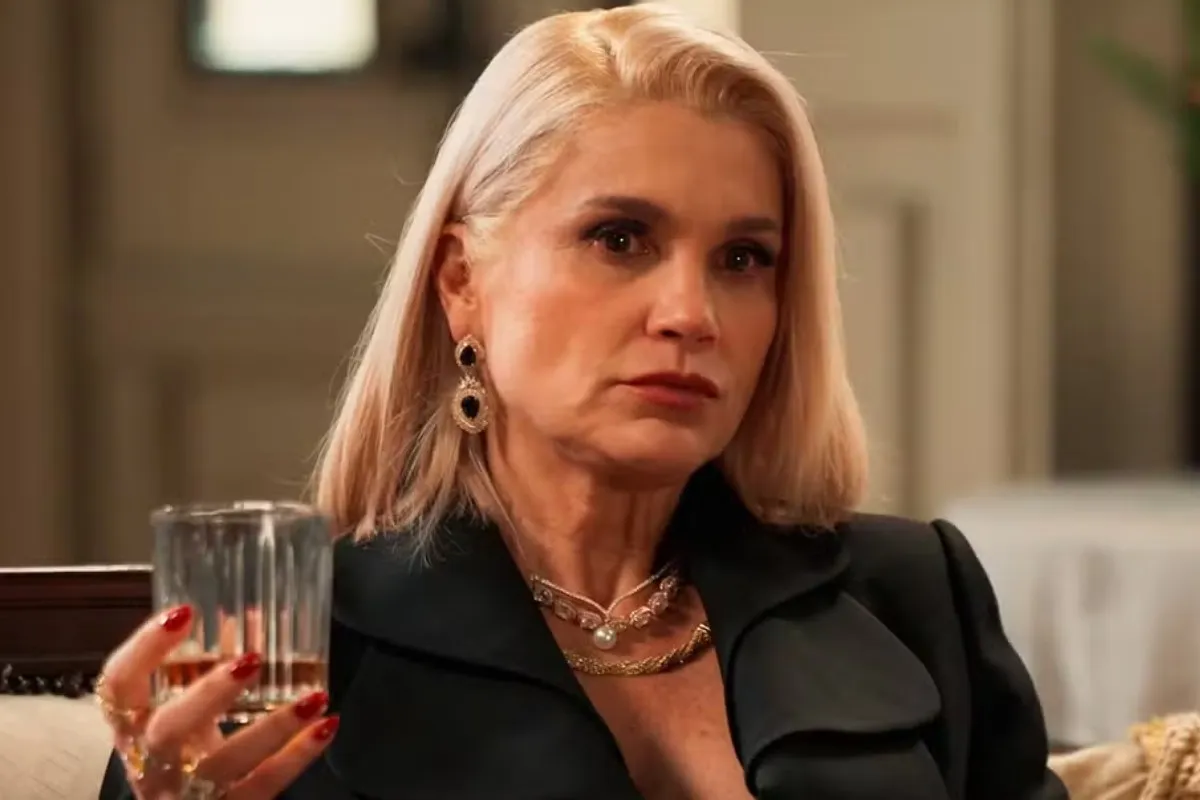 Imagem da apresentadora Sandra Flávia no Rádio Estação Plus