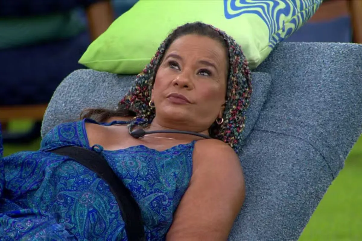 Solange Couto entrevista convidados em seu programa no Rádio Estação Plus