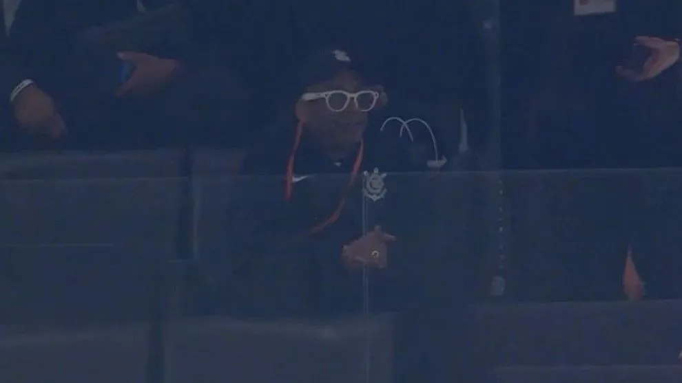 Imagem da estação de rádio Estação Plus em entrevista com Spike Lee