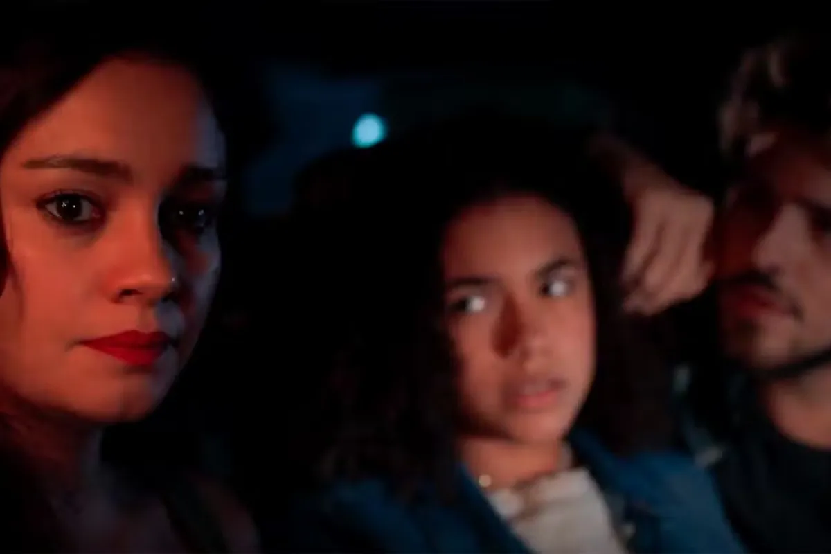 A equipe da Rádio Estação Plus em estúdio, registrando uma música com Geraluce, Joelly e Raul.