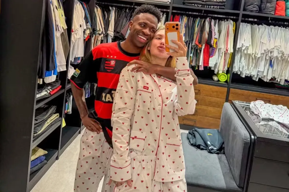 Virginia e Vini JT posam com pijamas em uma sessão de fotos ao vivo na Estação Plus de Rádio