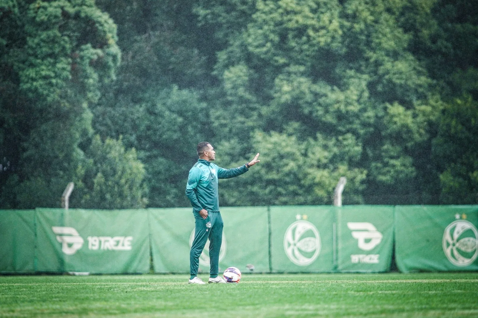 Rádio Estação Plus: ouça as notícias e músicas mais recentes em tempo real.