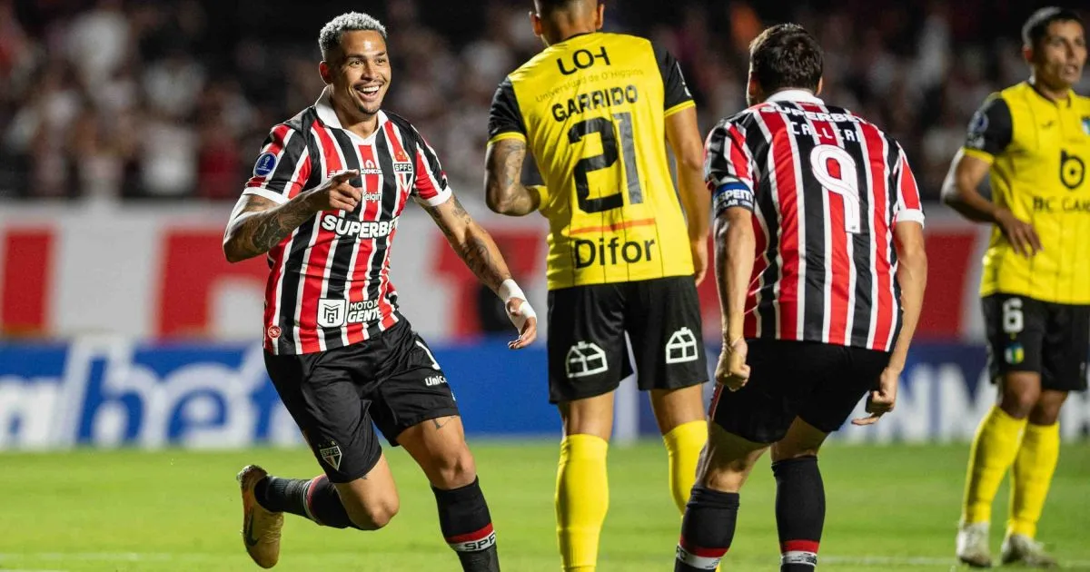 Fotografia de uma equipe de rádio trabalhando em uma estação de transmissão.