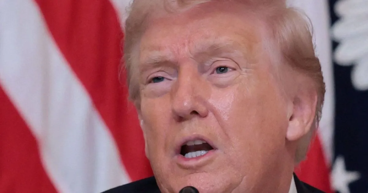 Imagem do Presidente dos EUA, Donald Trump, em uma estação de rádio