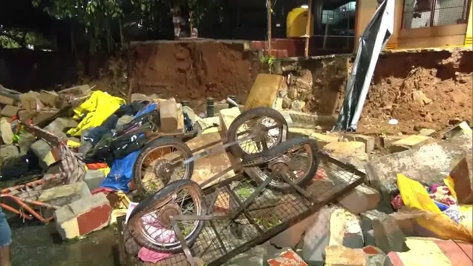 Imagem de uma queda de muro em uma comunidade em massa na Índia