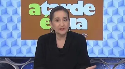 Imagem da apresentadora Sonia Abrao na Rádio Estação Plus