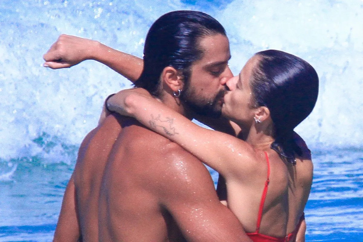 Imagem de Agatha Moreira e Rodrigo Simas em um beijo romântico durante uma entrevista na Rádio Estação Plus.