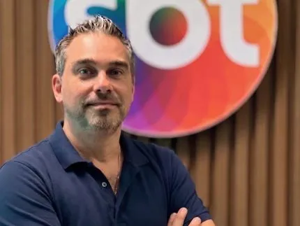 Imagem da rádio Estação Plus com a apresentadora Ale Souza