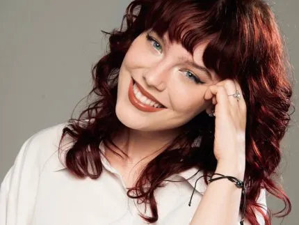 Imagem da rádio estação plus com Ana Jeckel