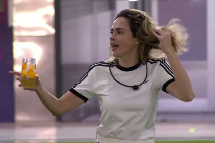 Imagem da Ana Paula Renault em uma estação de rádio