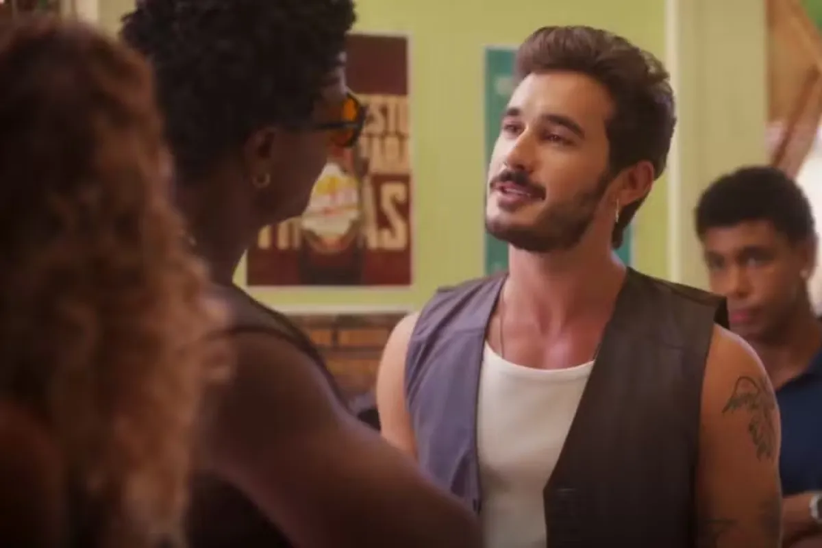 Imagem da estação de rádio Coração Acelerado com os apresentadores João Raul e Agrado Leandro