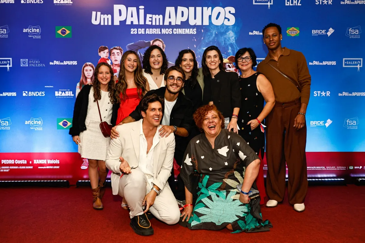Imagem do elenco da Rádio Estação Plus estreando um pai em apuros
