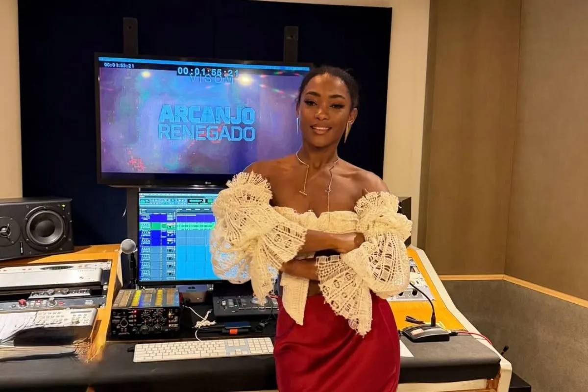 Imagem da Estação Rádio Plus com Erika Januza