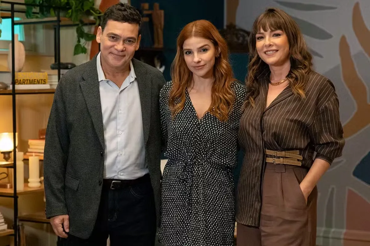 Imagem da equipe da Rádio Estação Plus com a Família Juquinha