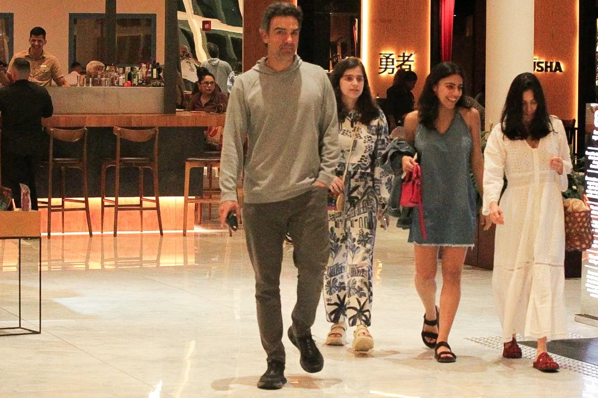 A família da Rádio Estação Plus em uma flagra em uma loja de shopping.