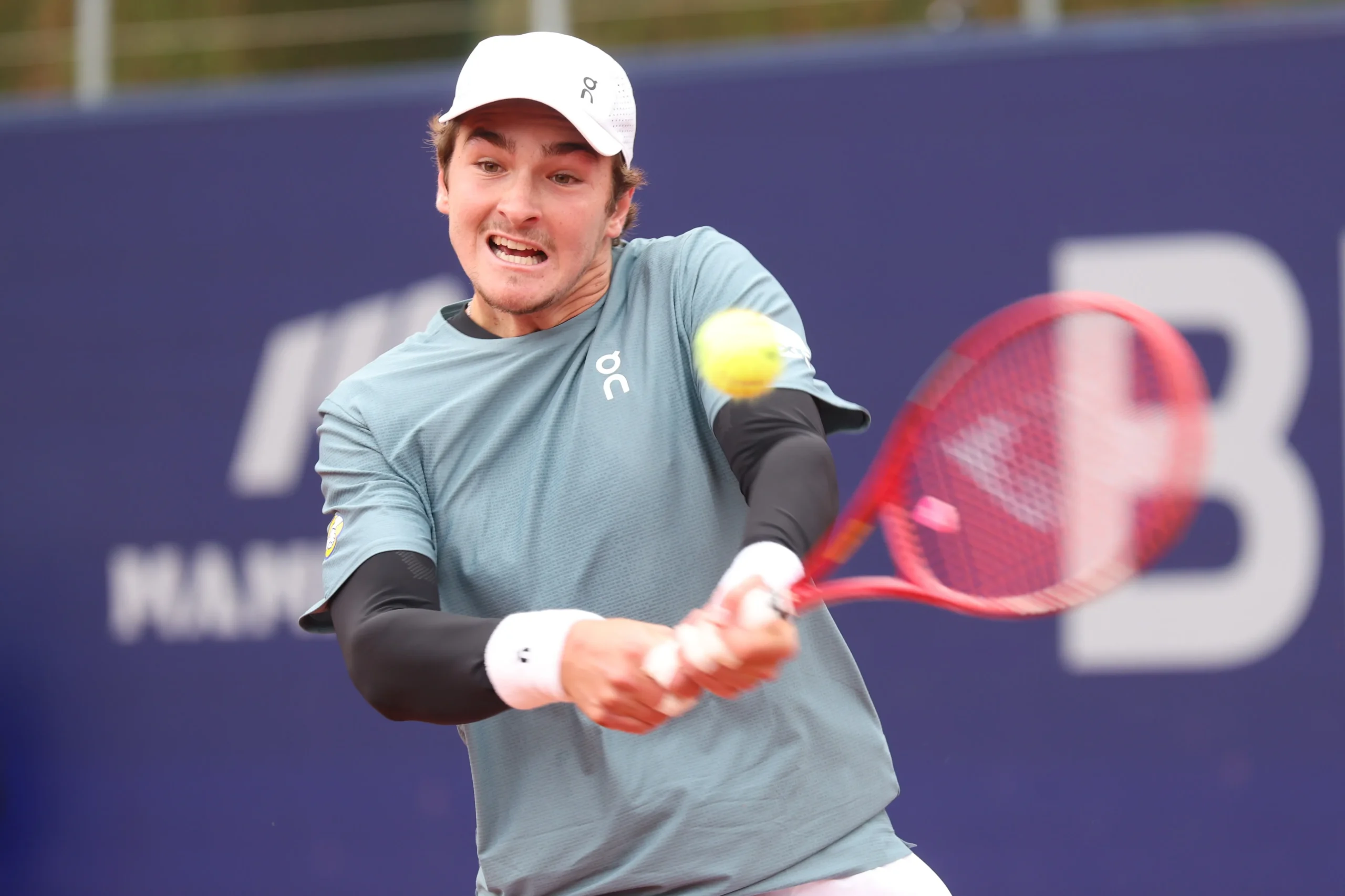 Equipe da Rádio Estação Plus trabalhando em uma transmissão de streaming