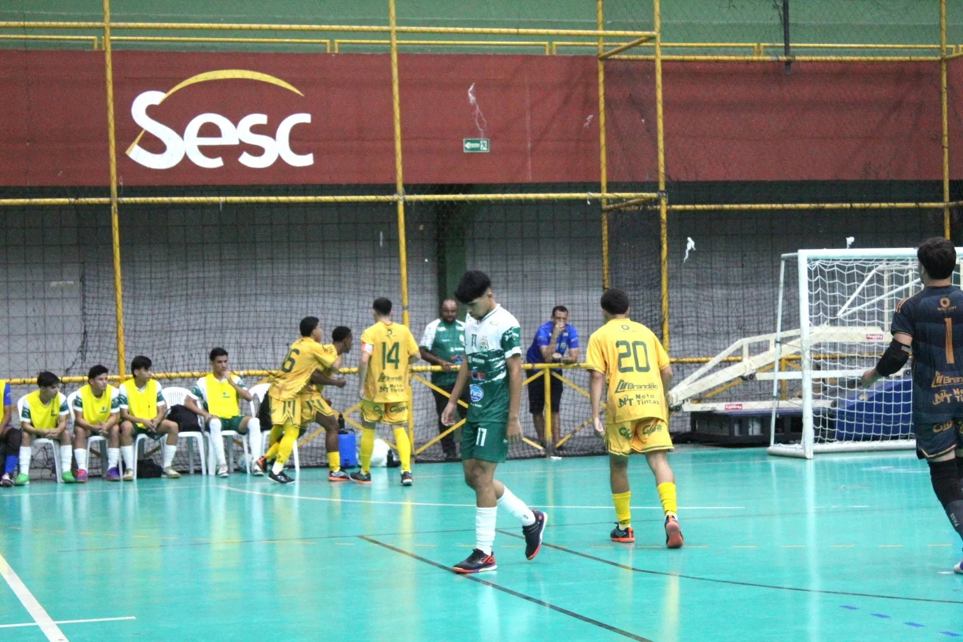 Imagem de uma estação de rádio ativa com discos e equipamentos de som