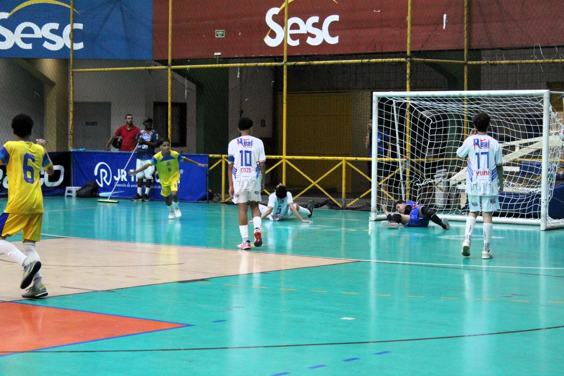 Rádio Estação Plus, emissora de rádio online com música, notícias e entretenimento.