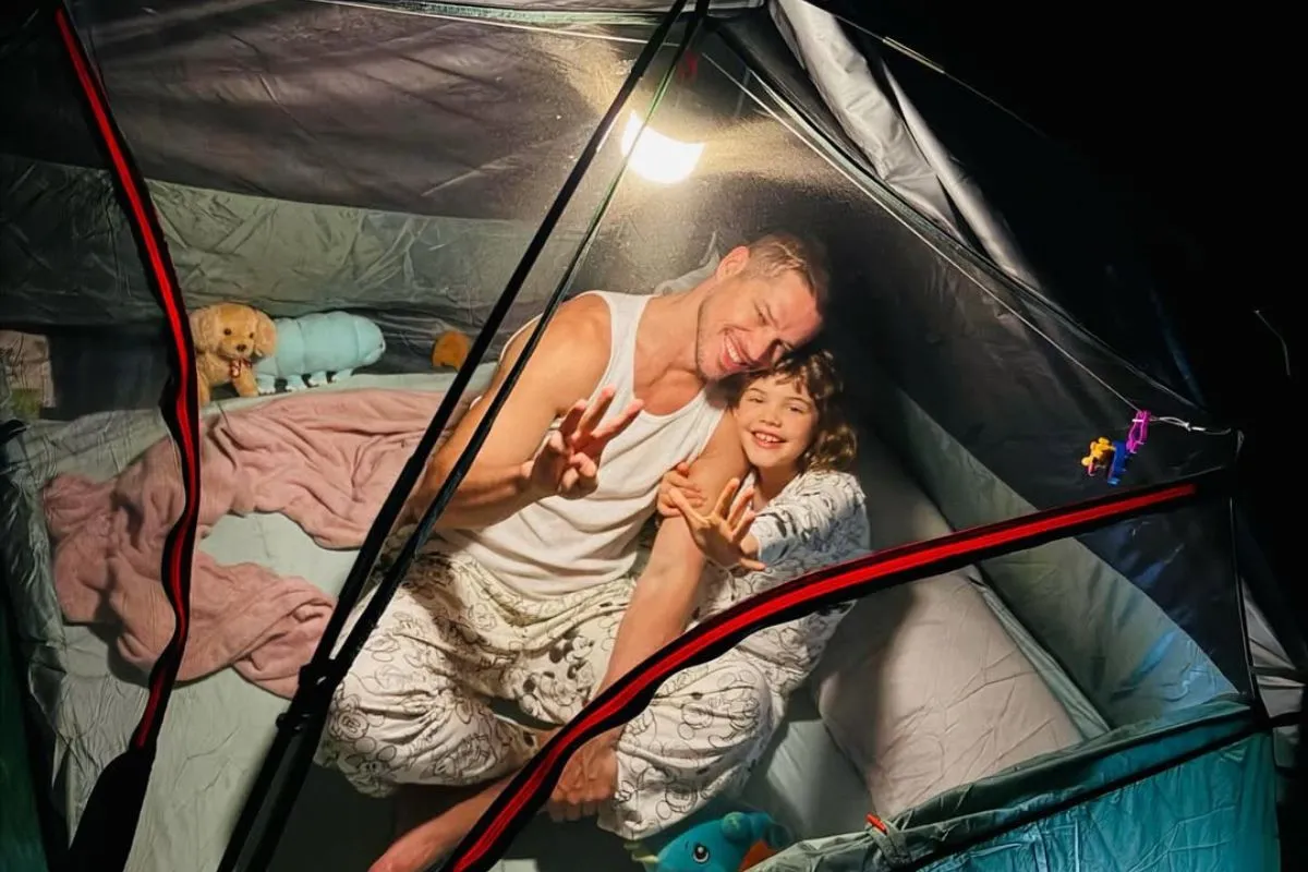 Jose Loreto com sua filha em um programa de rádio da Estação Plus