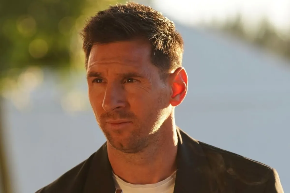 Imagem da apresentação do Rádio Estação Plus com Lionel Messi