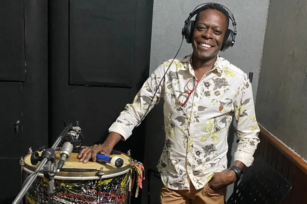 Imagem da Rádio Estação Plus com Morre-Binho tocando percussão