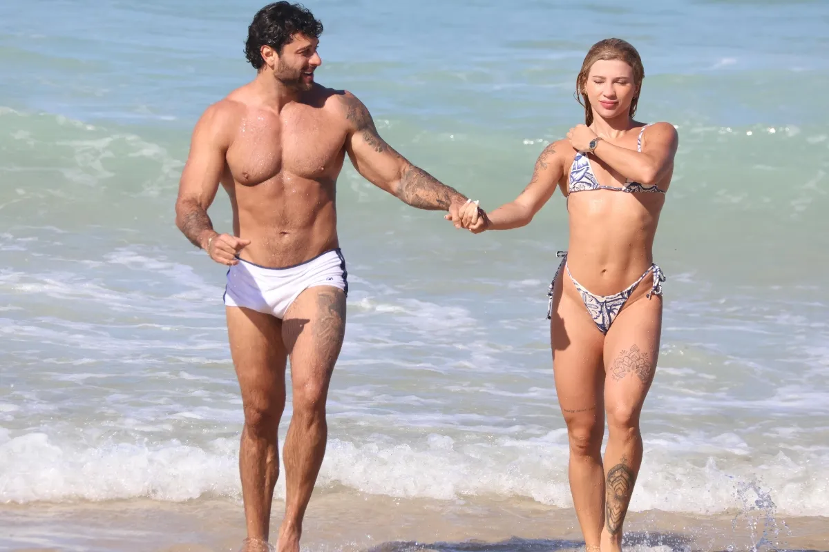 Grupos de amigos ouvindo música de Jesus Luz na praia com namorada