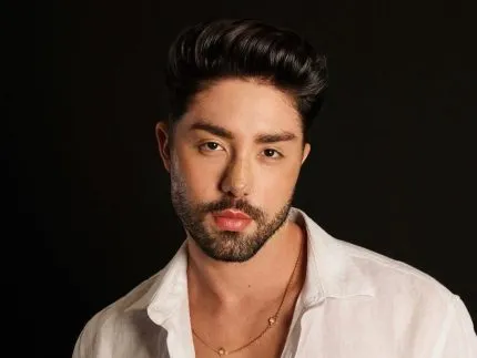 Escuta sua rádio favorita na estação online Plus