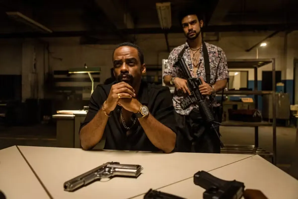 Rádio Estação Plus, uma estação de rádio online que transmite música em tempo real e é conhecida por sua série Impuros.