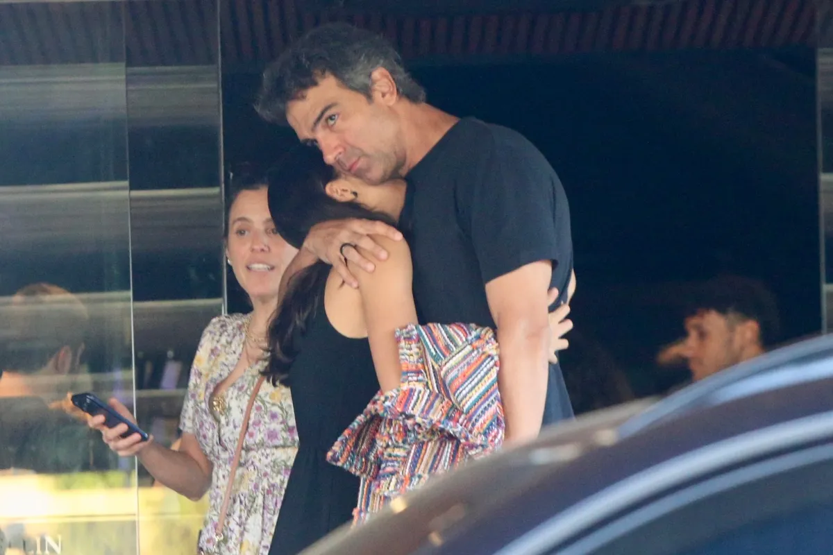 Imagem de Tadeu Schmidt abraçando sua esposa em uma estação de rádio