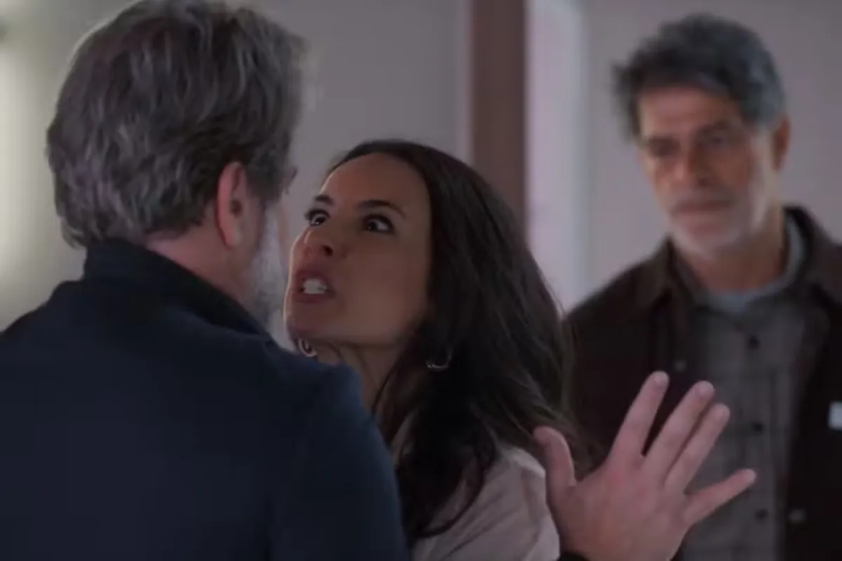 Imagem da Rádio Estação Plus com a apresentadora Tres Graças Zenilda