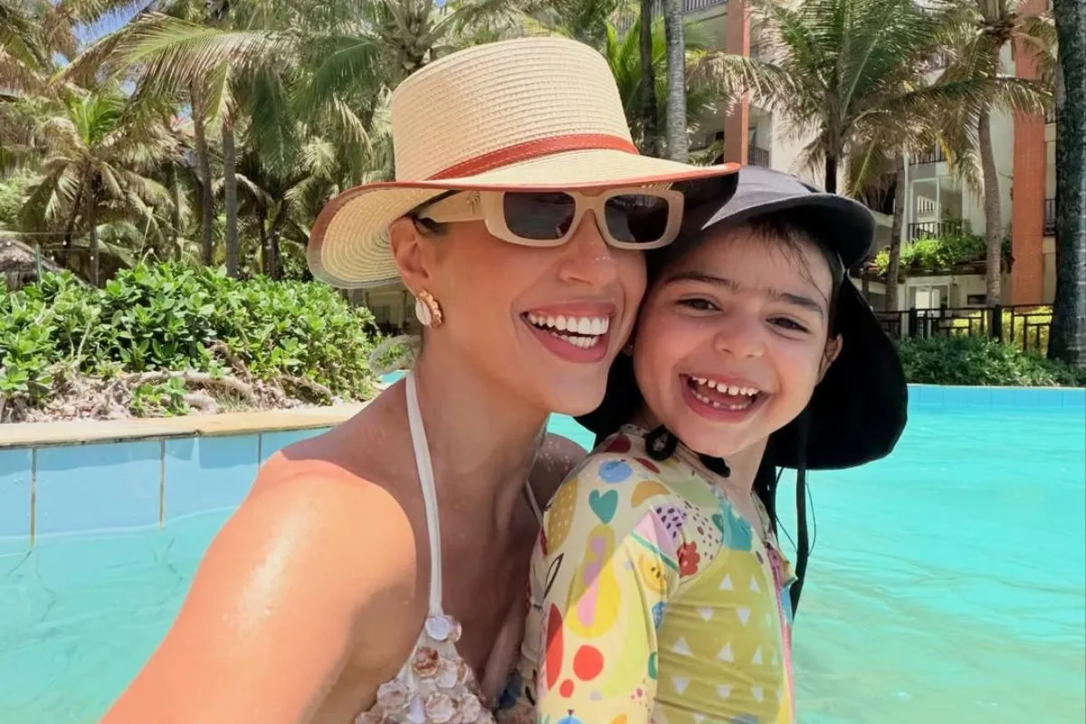 Vivian Amorim e a filha em uma entrevista no Rádio Estação Plus