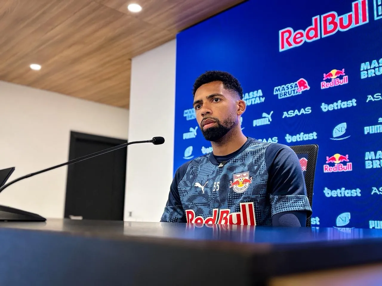 Rádio Estação Plus - Imagem do painel de controle do rádio online.