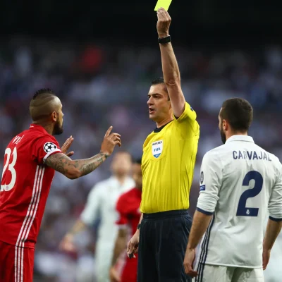 Equipe de futebol campeã em campo.