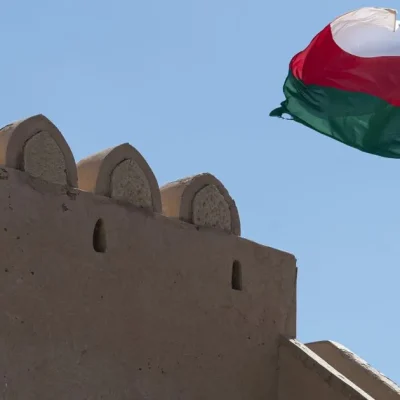 Imagem da Bandeira do Oma na Estação de Rádio Plus