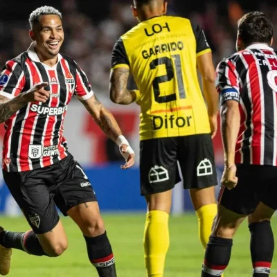 Fotografia de uma equipe de rádio trabalhando em uma estação de transmissão.