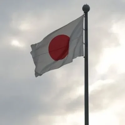 Grupos de pessoas ouvindo rádio em uma estação de rádio