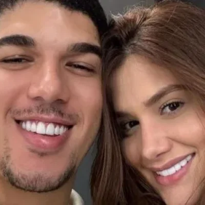 Imagem da apresentadora Ingra Soares e Ze Vaqueiro no estúdio da Rádio Estação Plus