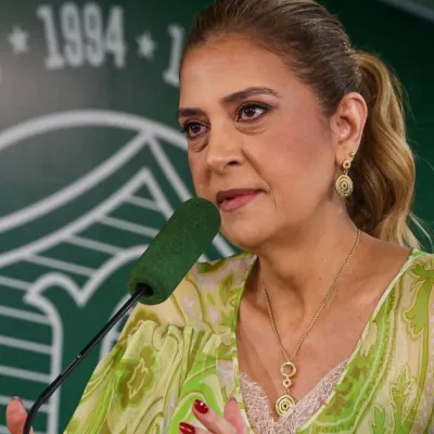Leila Pereira apresentando um programa na Rádio Estação Plus