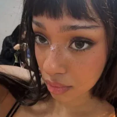 Imagem da apresentadora Manon do Katseye na Estação Plus de Rádio