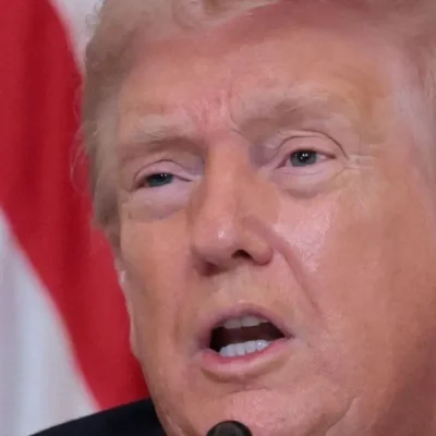 Imagem do Presidente dos EUA, Donald Trump, em uma estação de rádio